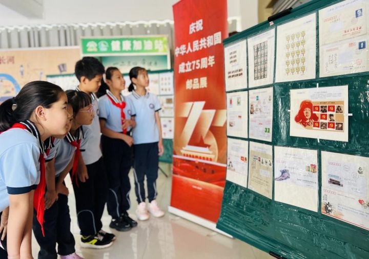 威海市北竹島小學(xué)舉行“方寸伴我行，祖國在心中”紅色主題郵展